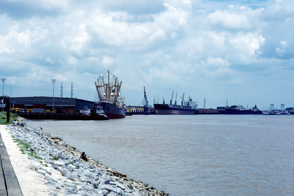 ships-at-port